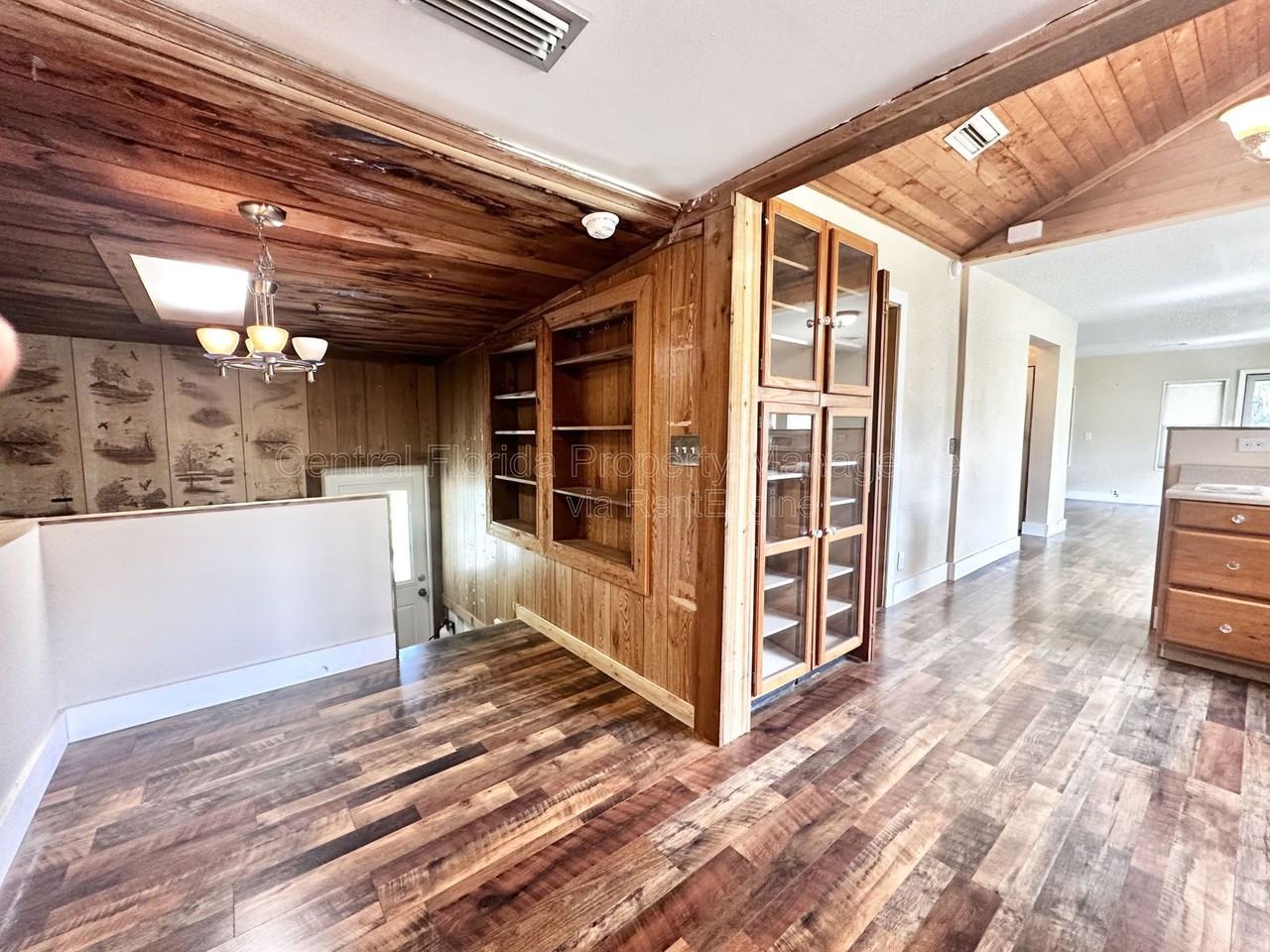 315 S Clayton St - Photo 4 of 33