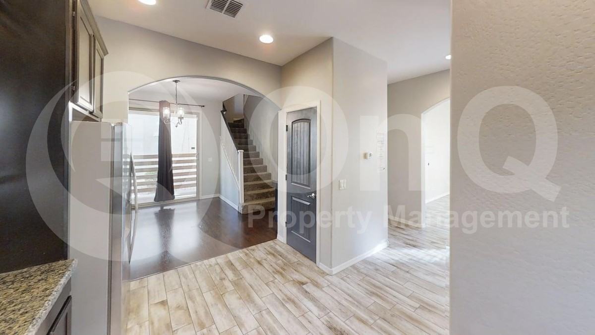 17754 W Banff Ln - Photo 4 of 24