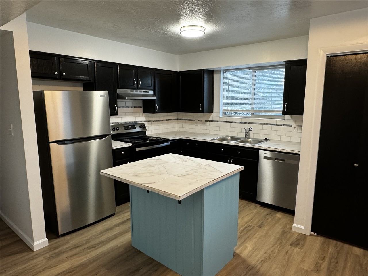 107 E Southwell St - Photo 2 of 12