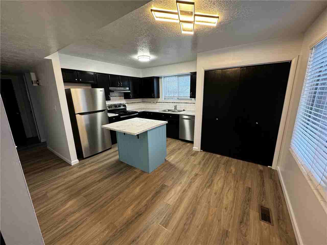 107 E Southwell St - Photo 4 of 12