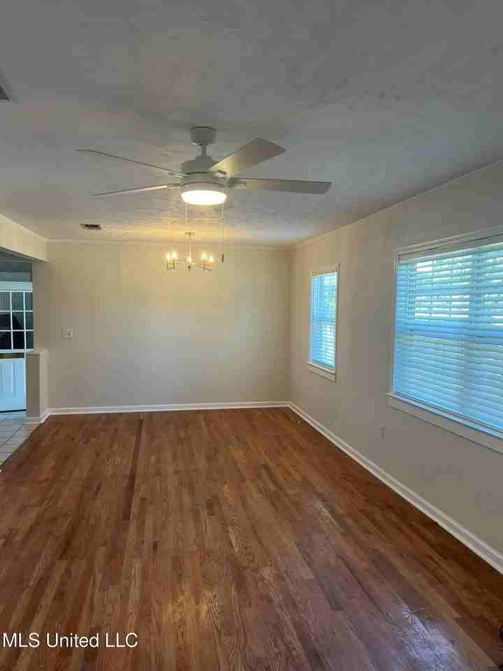 285 Venetian Gdns - Photo 3 of 23