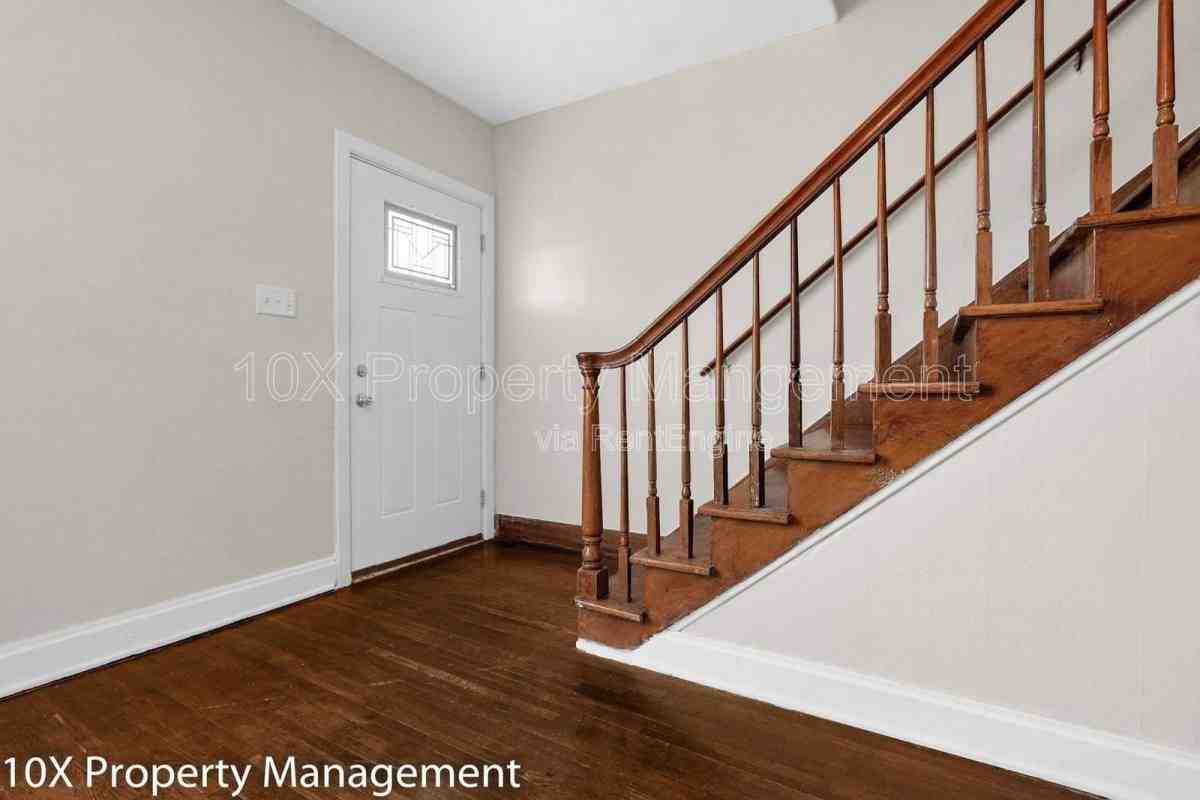 1656 E Sycamore St - Photo 4 of 10