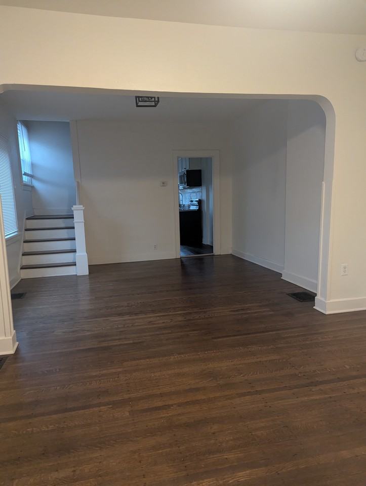 811 E 52nd St - Photo 2 of 11