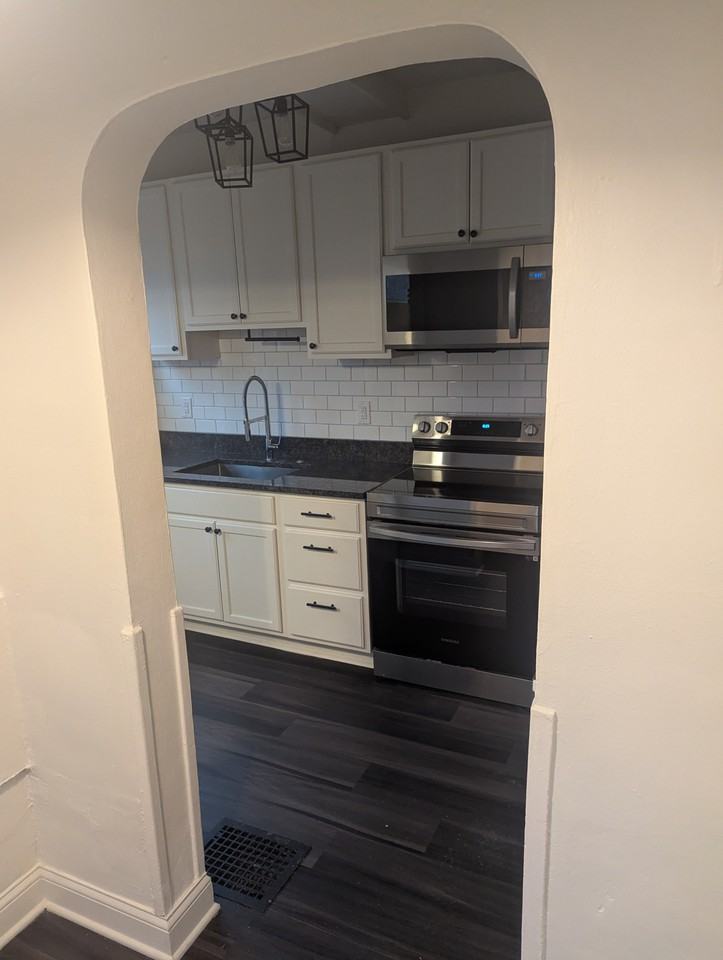 811 E 52nd St - Photo 3 of 11