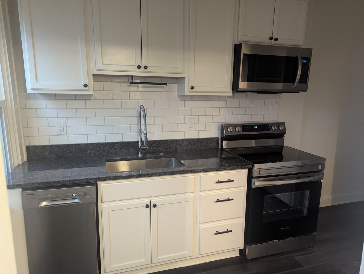 811 E 52nd St - Photo 4 of 11