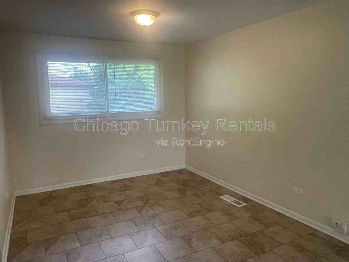 3901 167th Pl - Photo 4 of 10