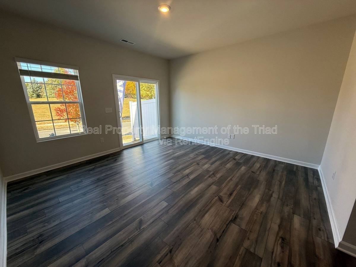 3155 Fall Hills Dr - Photo 2 of 10