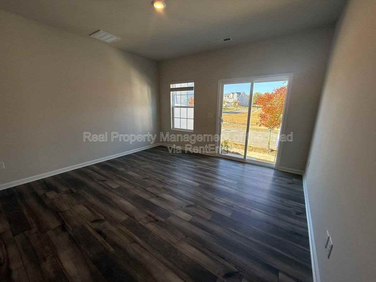 3155 Fall Hills Dr - Photo 3 of 10
