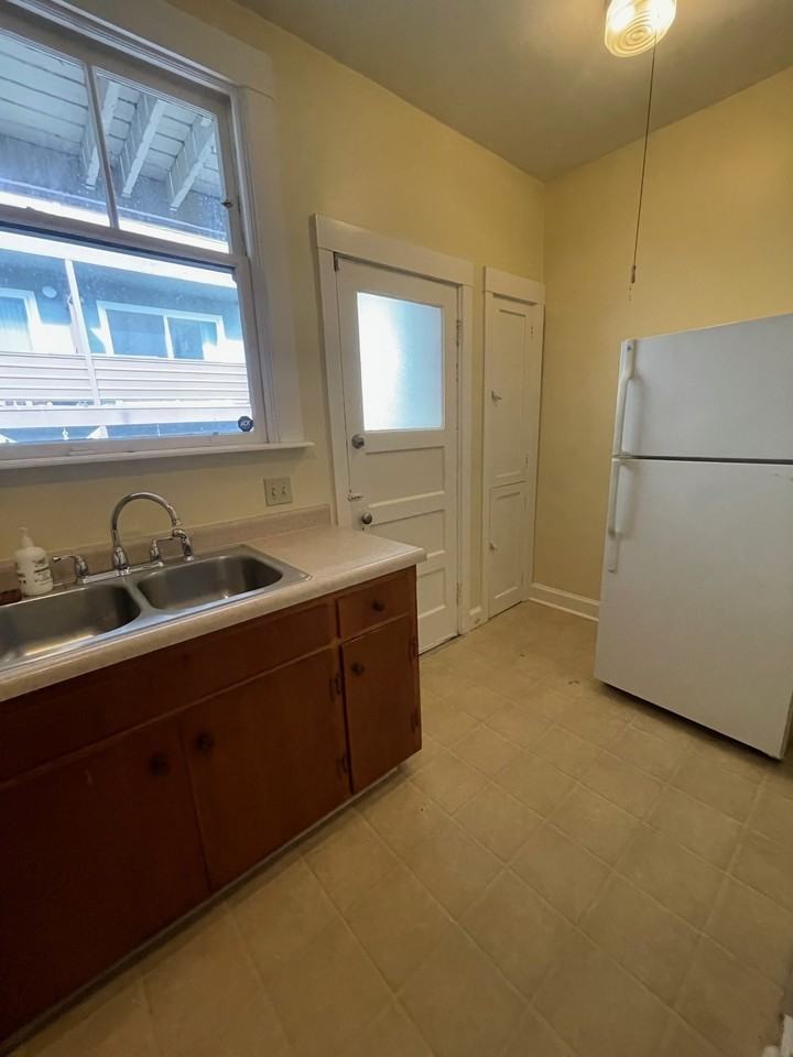 279 Lester Ave #2 - Photo 4 of 22