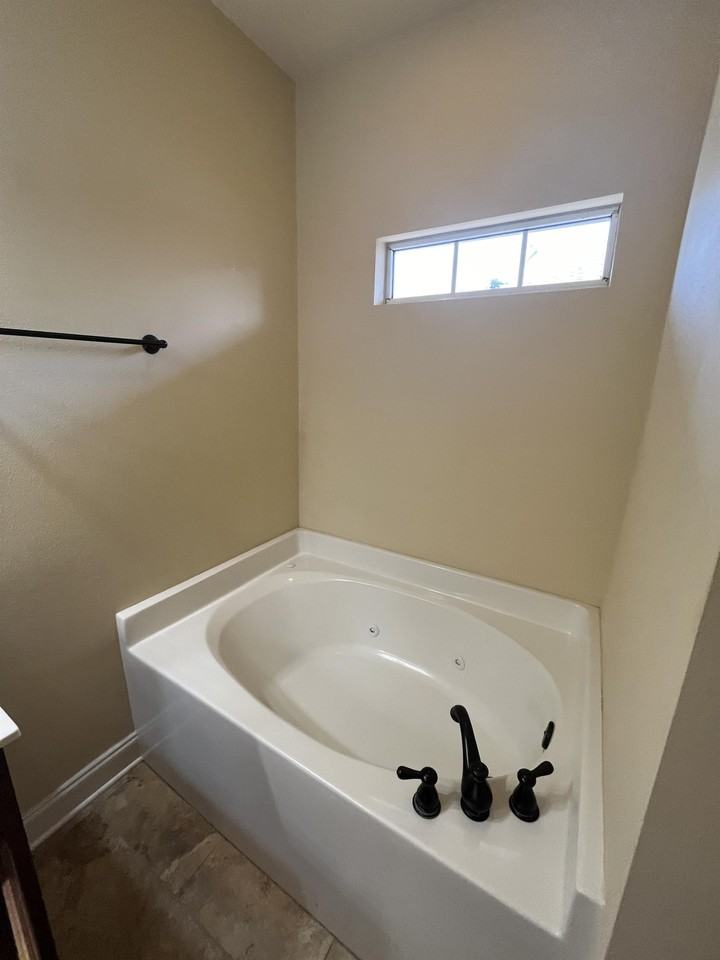 808 Pine Alley St - Photo 4 of 28