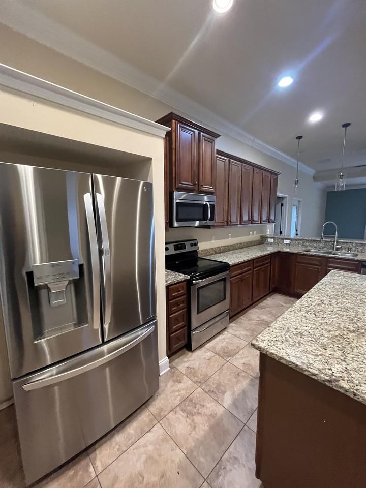 808 Pine Alley St - Photo 5 of 28