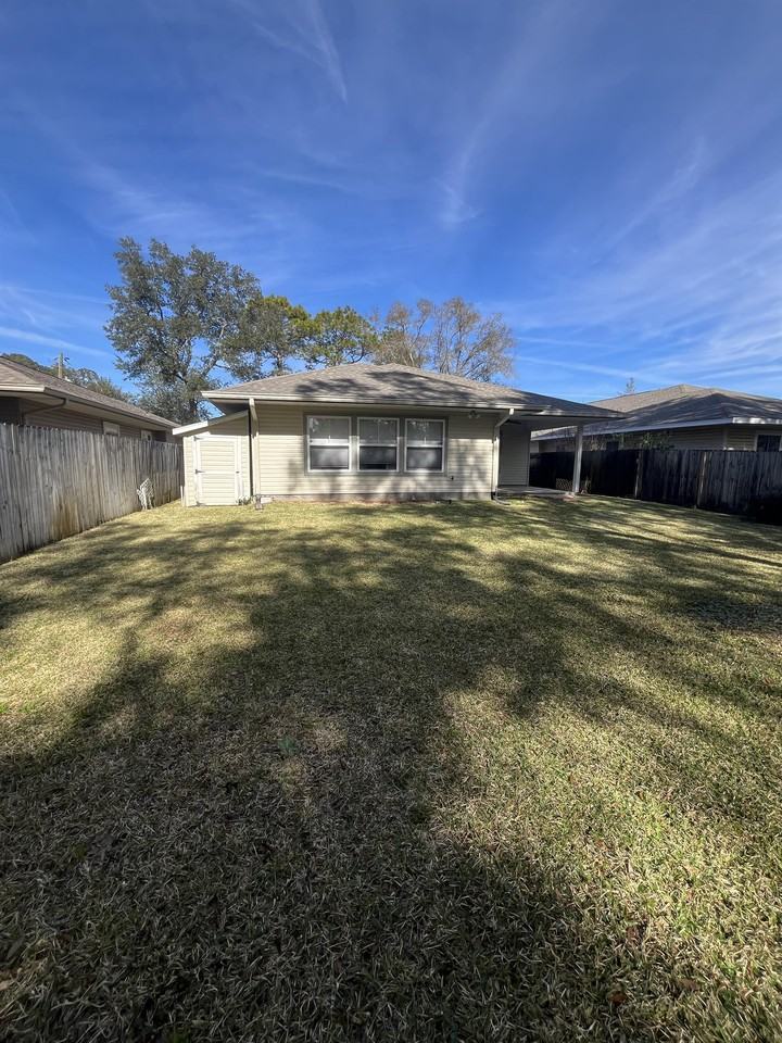 808 Pine Alley St - Photo 3 of 28