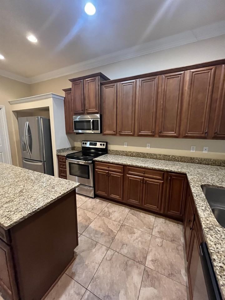 808 Pine Alley St - Photo 2 of 28