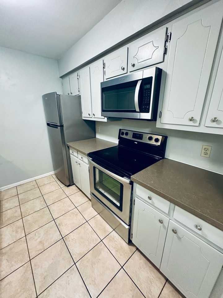 110 5th St #C102 - Photo 2 of 11