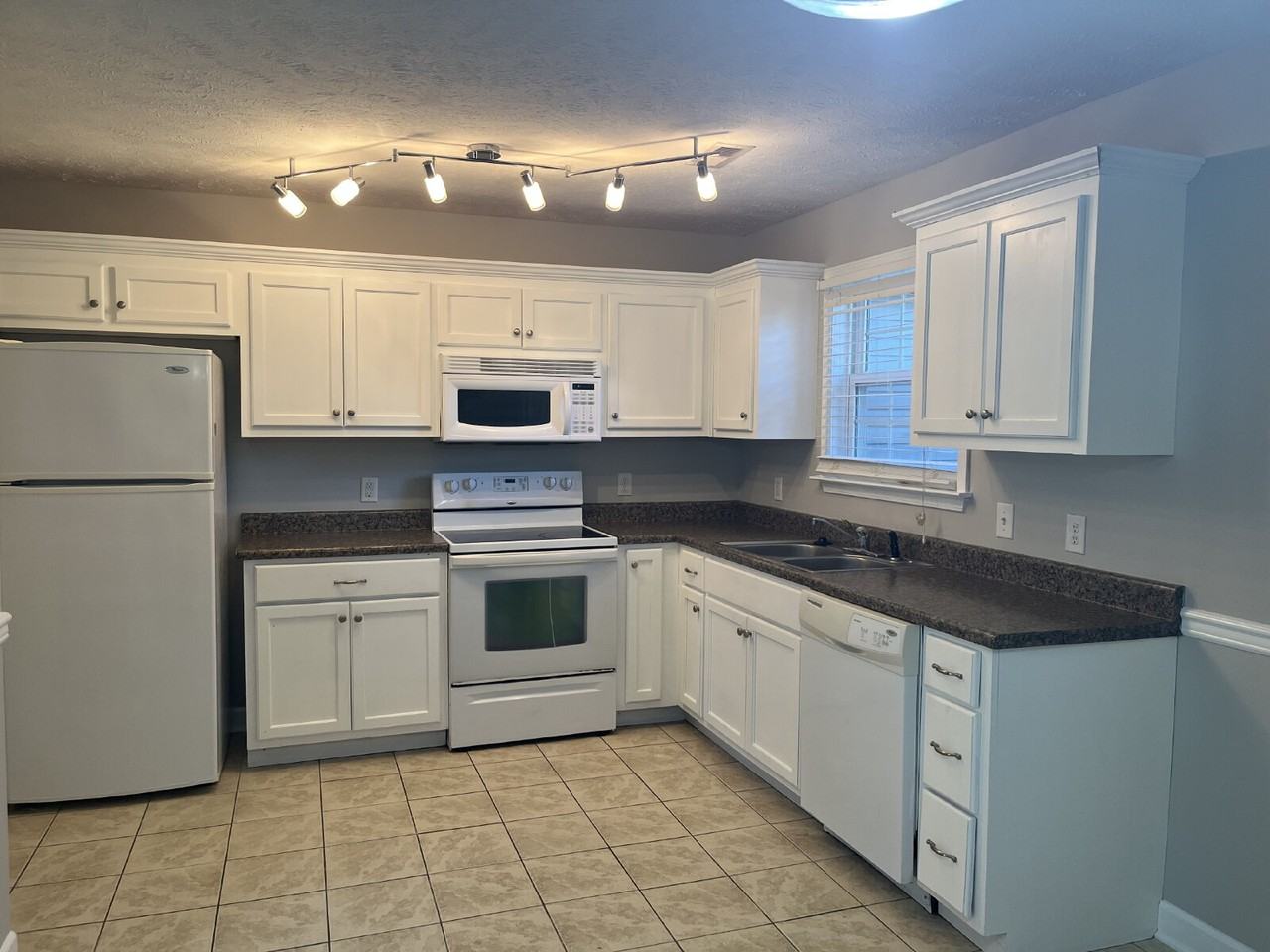 3241 Hardwood Dr - Photo 4 of 28