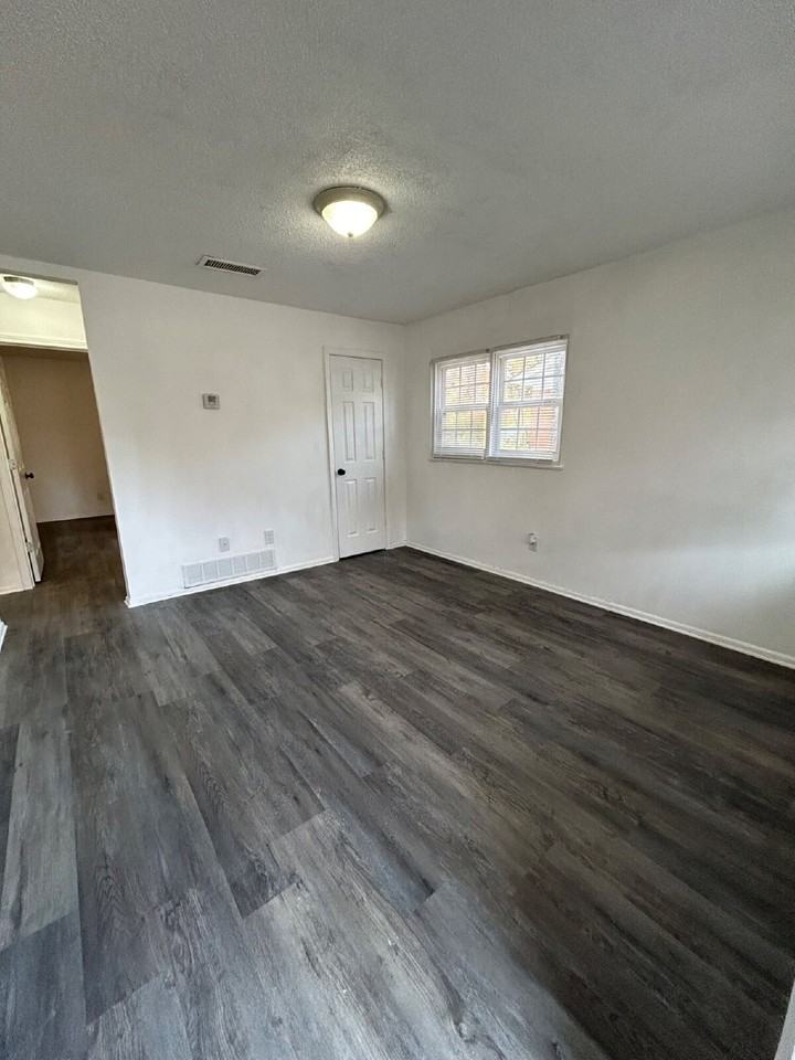 3311 Kingsbury Drive - Photo 2 of 12
