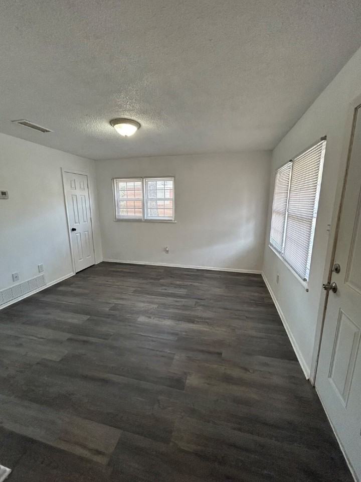 3311 Kingsbury Drive - Photo 3 of 12