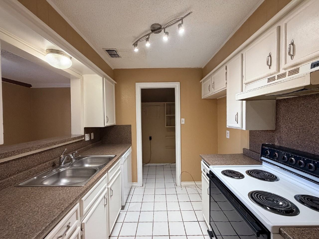 2327 33rd St - Photo 3 of 11