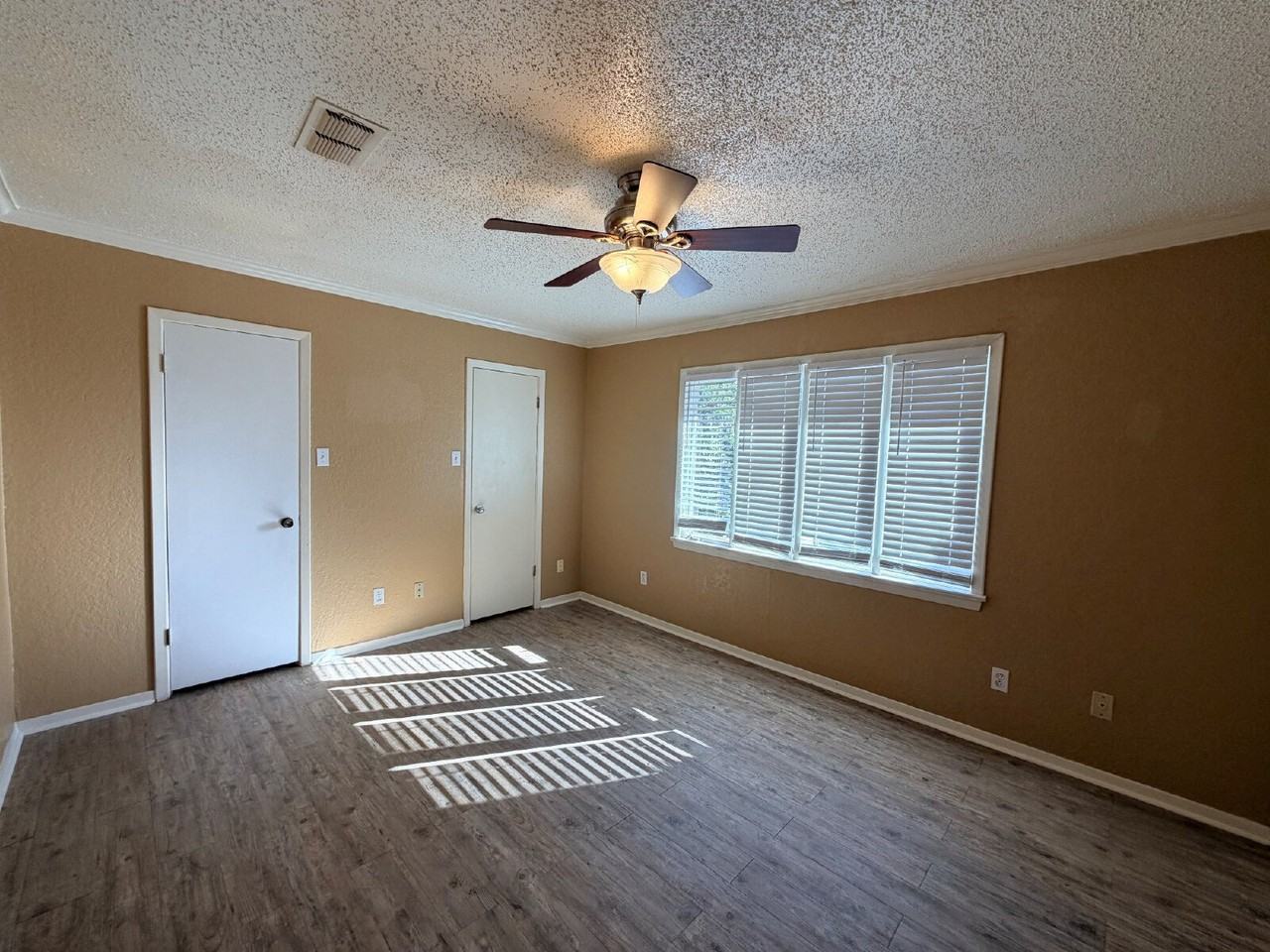 2327 33rd St - Photo 5 of 11