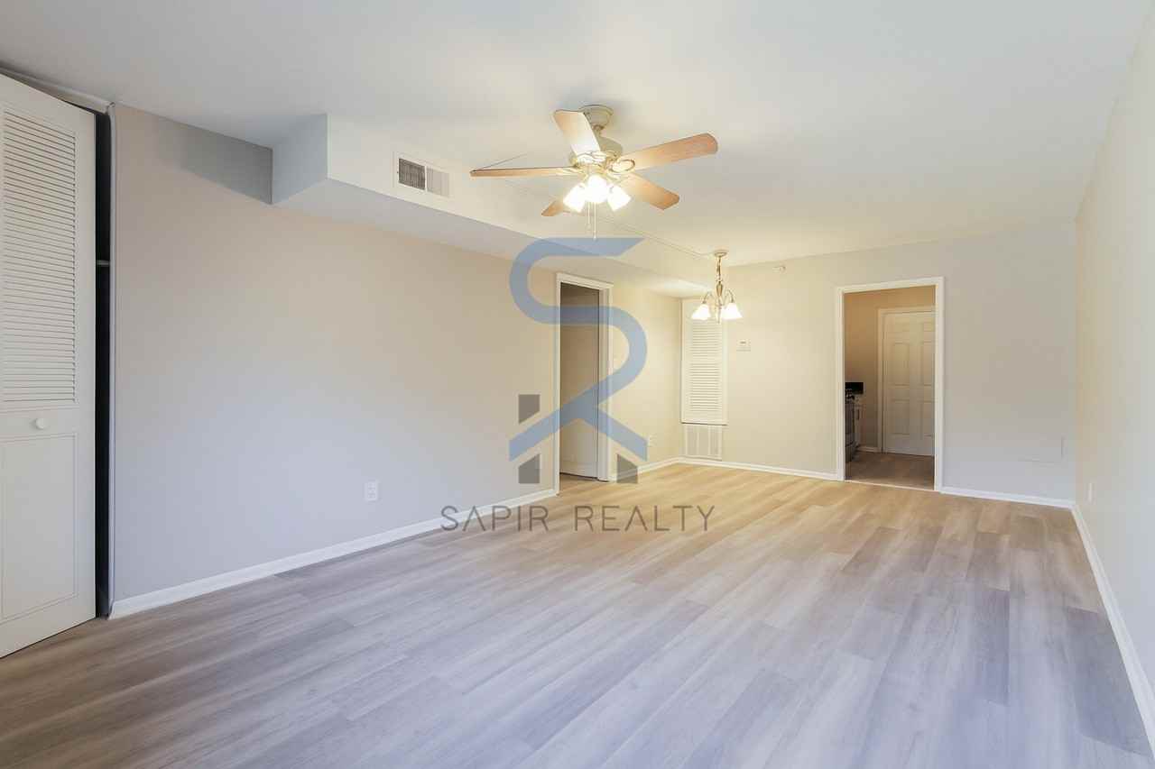 3300 College St Apt 8 - Photo 3 of 12