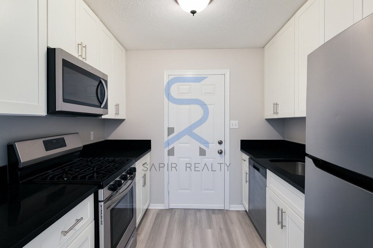 3300 College St Apt 8 - Photo 6 of 12