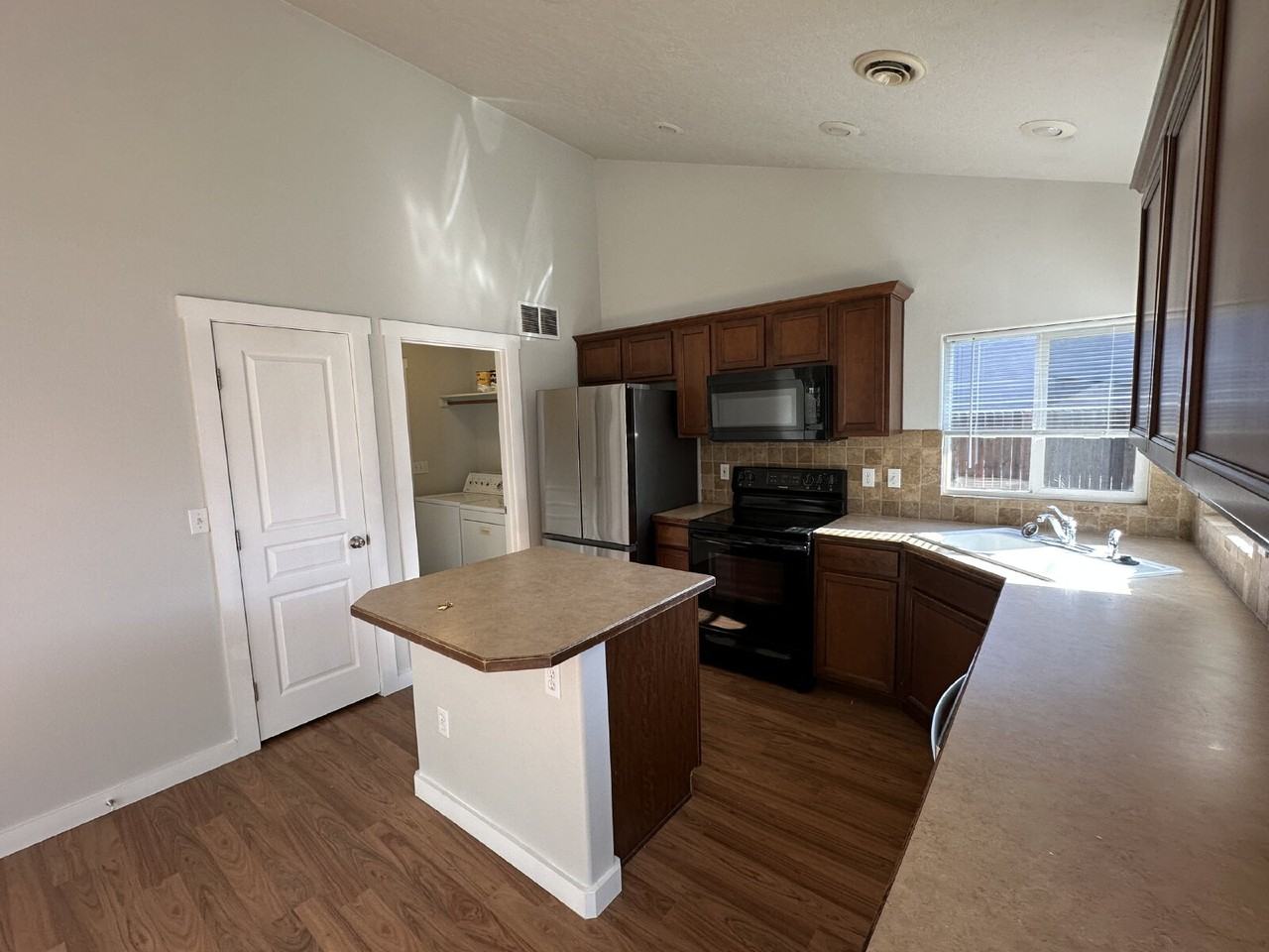 12241 W Foxhaven St - Photo 7 of 43