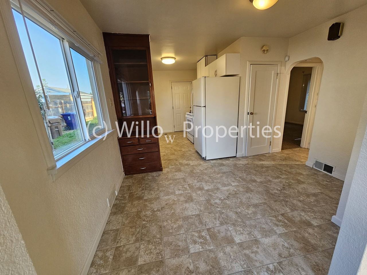 1015 E 47th St - Photo 3 of 11