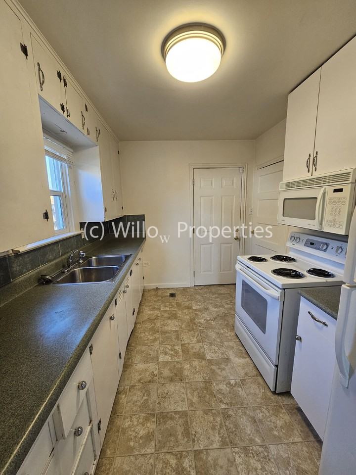 1015 E 47th St - Photo 5 of 11