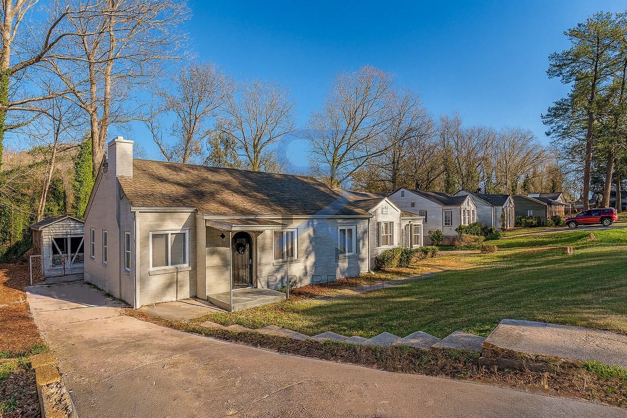 1376 Westmont Rd Sw - Photo 2 of 44