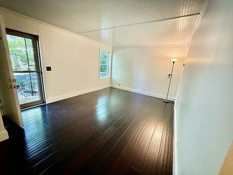 110 Bellevue Rd - Photo 2 of 16