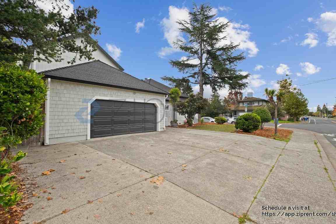 7920 Hembree Ln - Photo 4 of 30