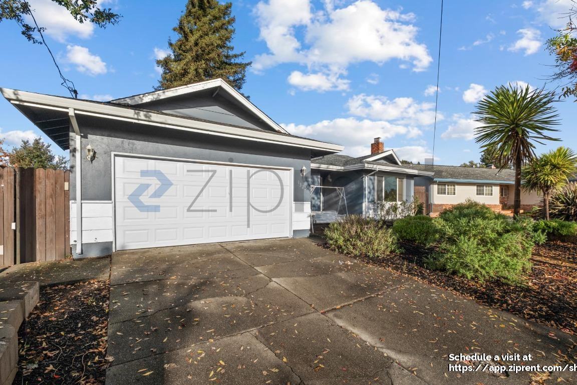 1323 Harwood St - Photo 4 of 20