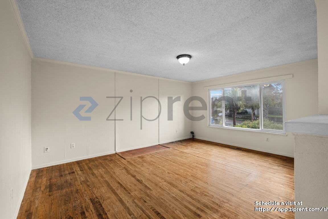 1323 Harwood St - Photo 7 of 20