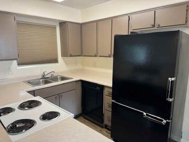 227 N Alarcon St #B - Photo 7 of 8