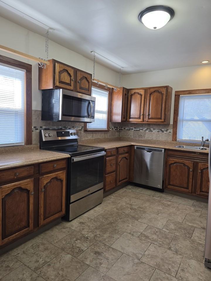 3135 Grandview Boulevard - Photo 4 of 11