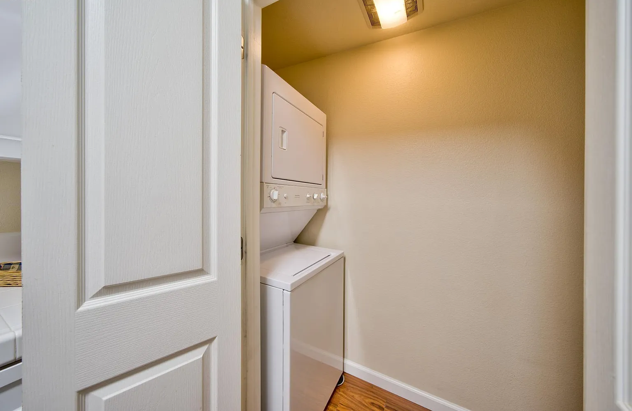 1982 W Bayshore Rd - Photo 5 of 10