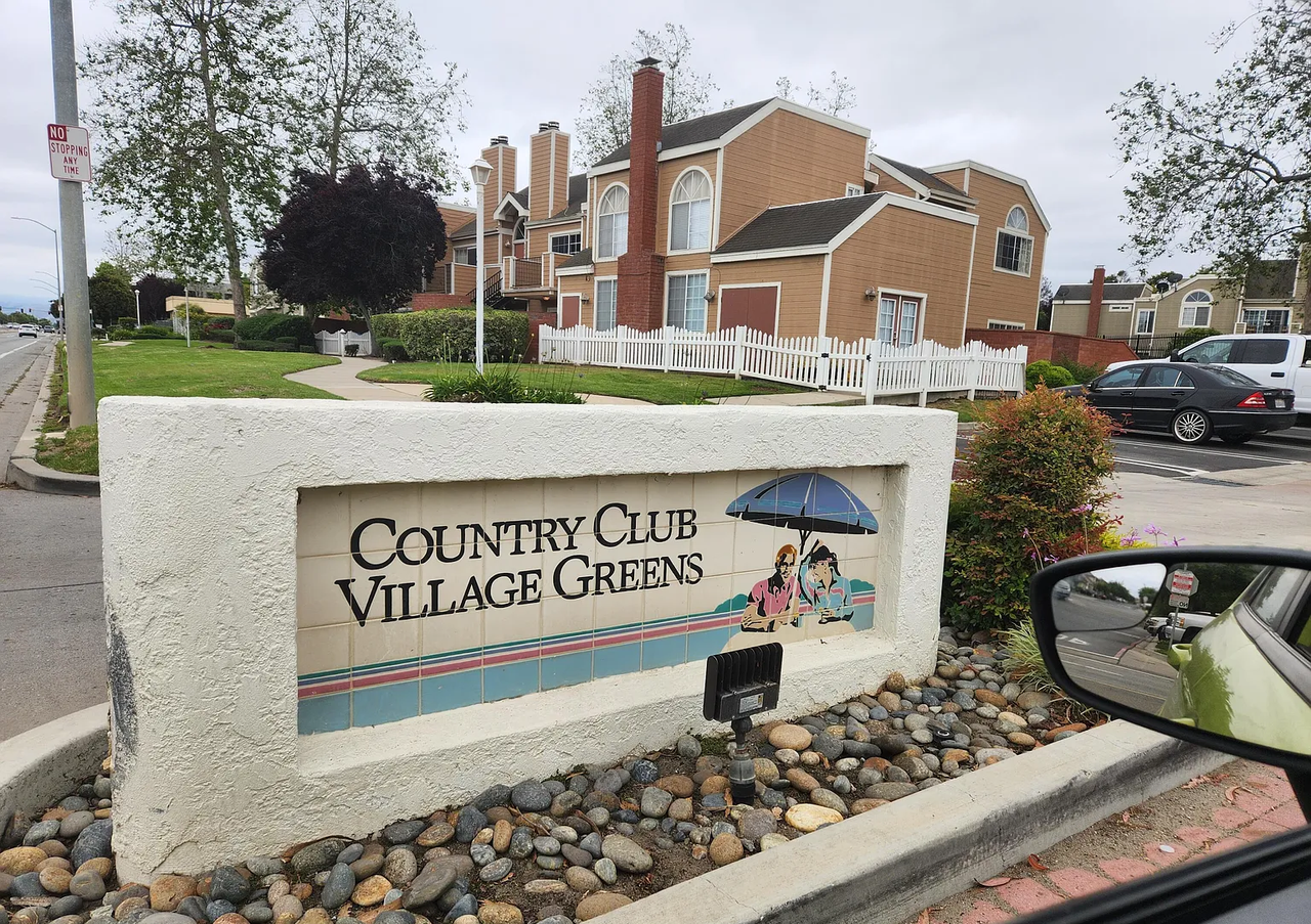 2463 Country Ln - Photo 2 of 17