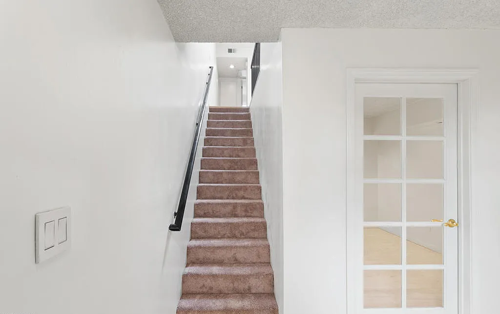 137 N Oak Knoll Ave - Photo 3 of 14