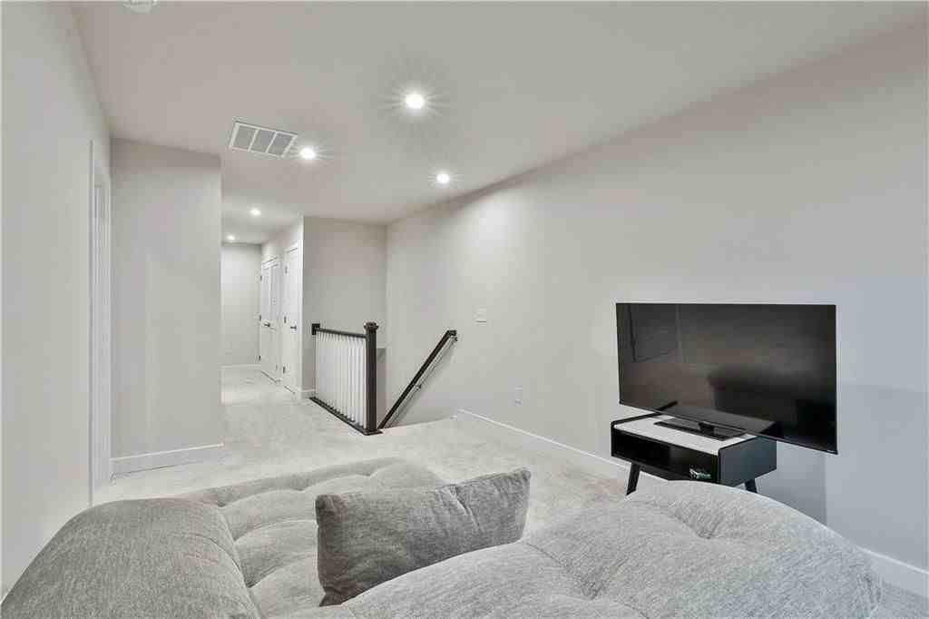 550 Thatch Ter - Photo 4 of 11