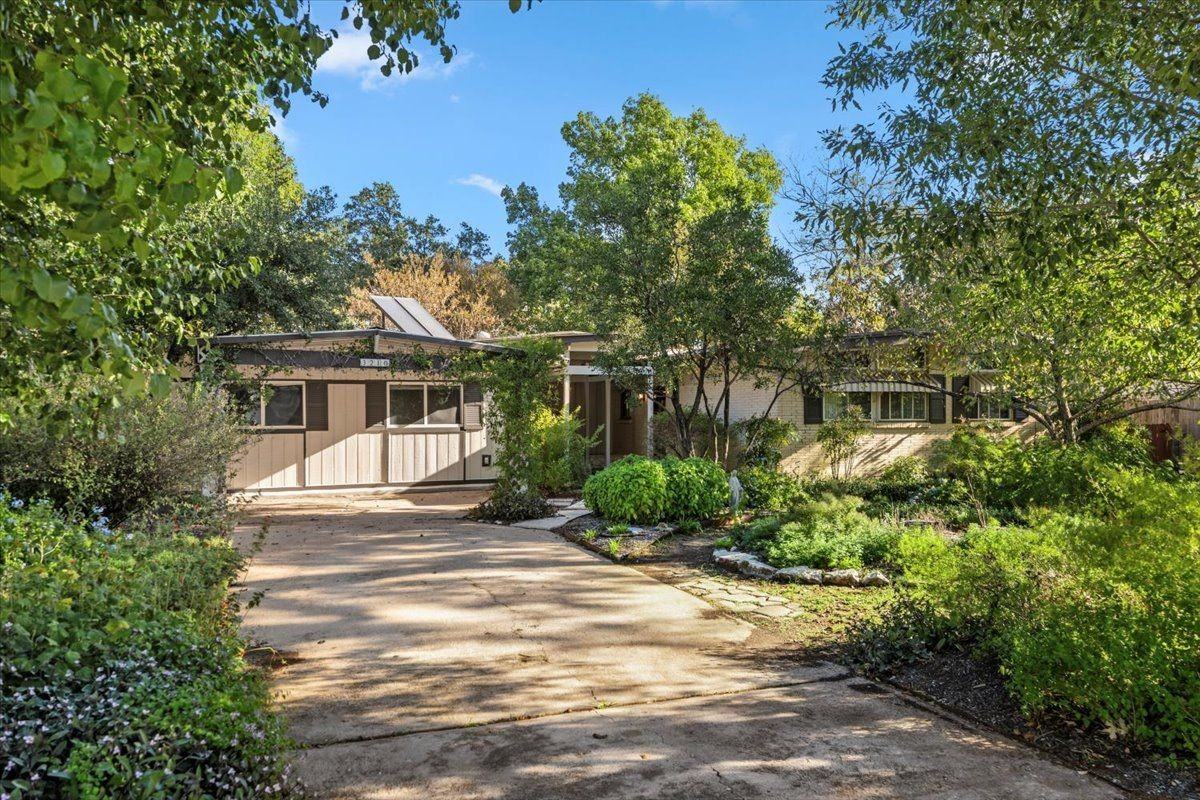 3210 Bruce Dr - Photo 3 of 41