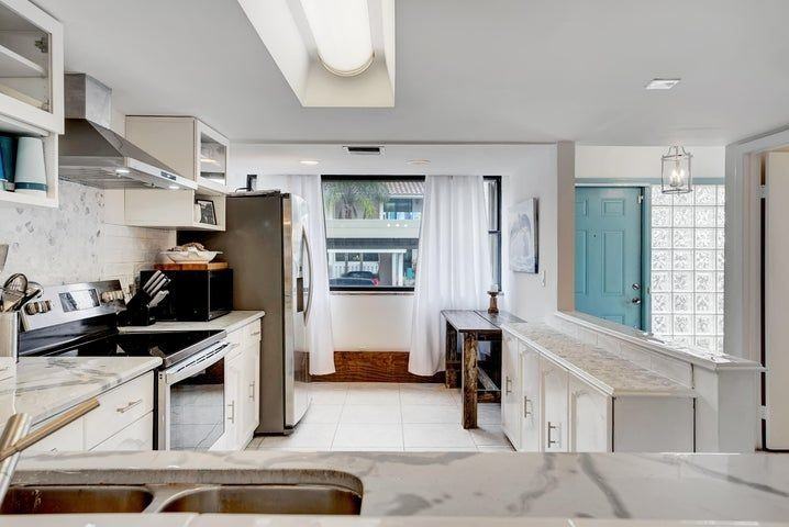 716 Northeast 20th Lane - Photo 2 of 32