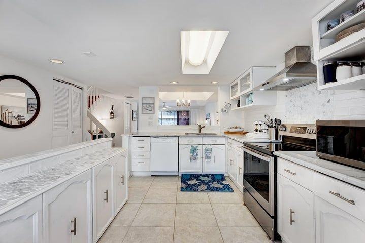 716 Northeast 20th Lane - Photo 3 of 32