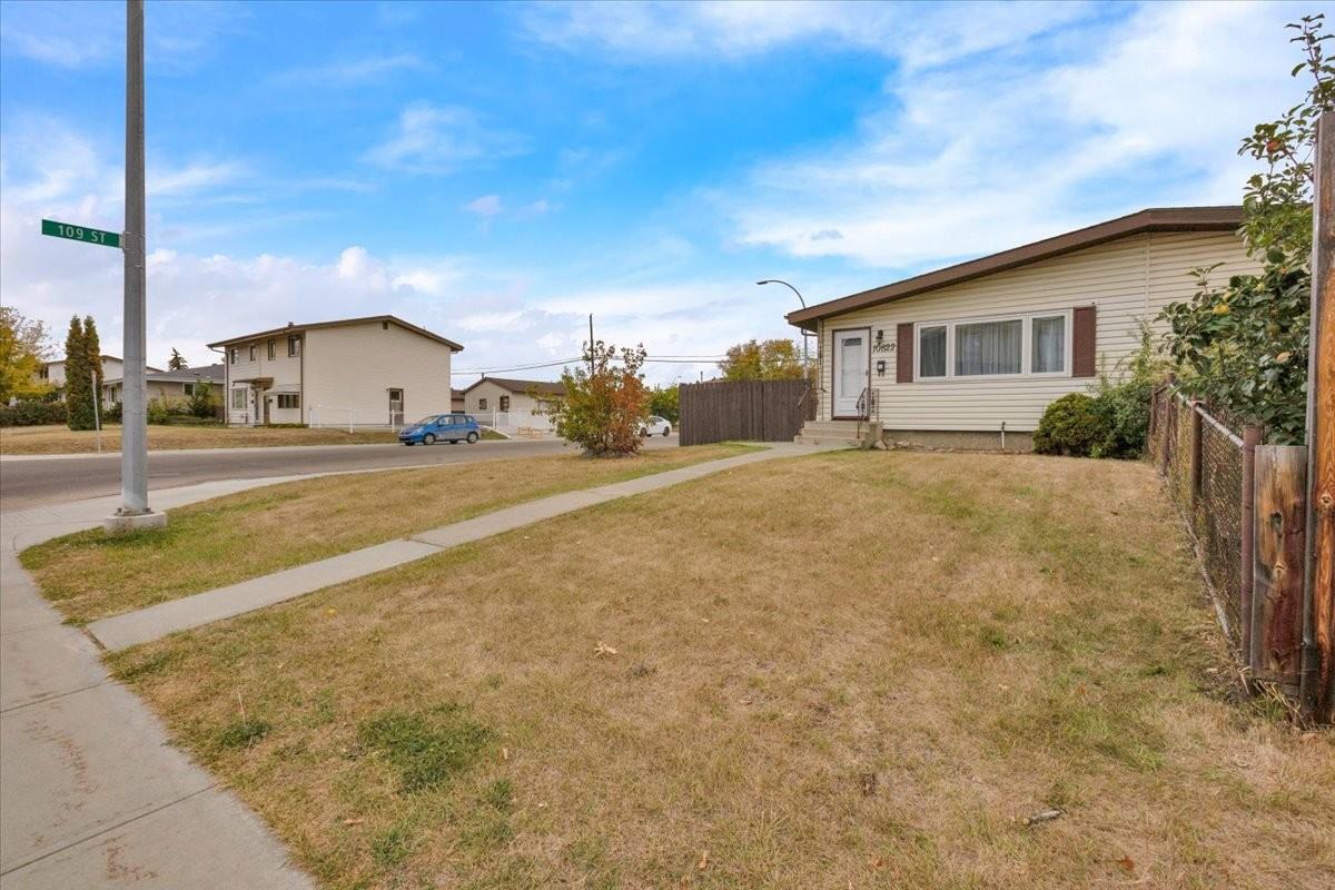 10822 134 Avenue NW - Photo 2 of 45