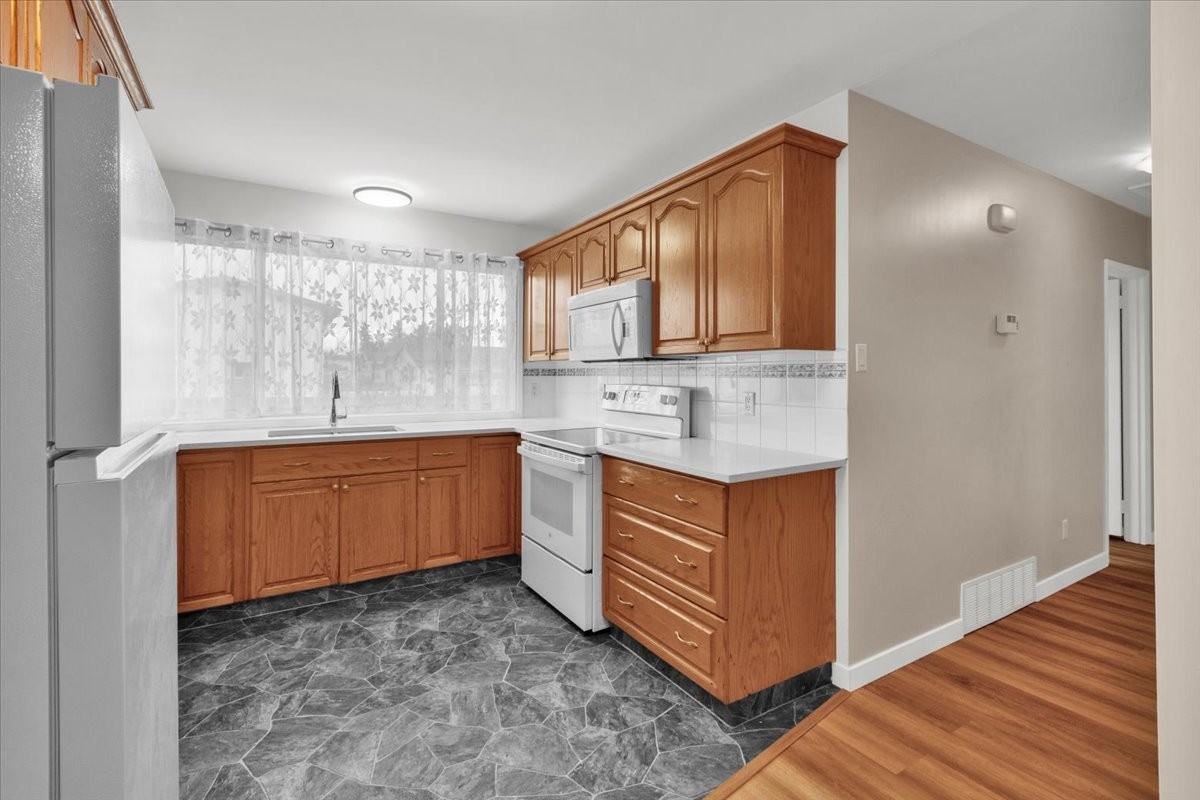 10822 134 Ave Nw - Photo 5 of 45