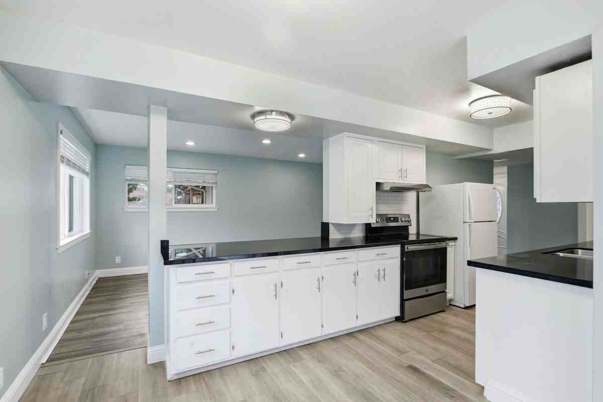 2100 Tiny Street - Photo 6 of 37