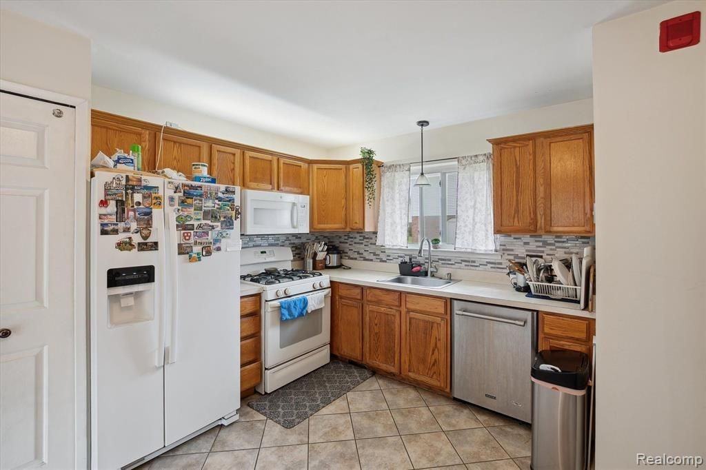 44563 Savery Drive - Photo 4 of 25