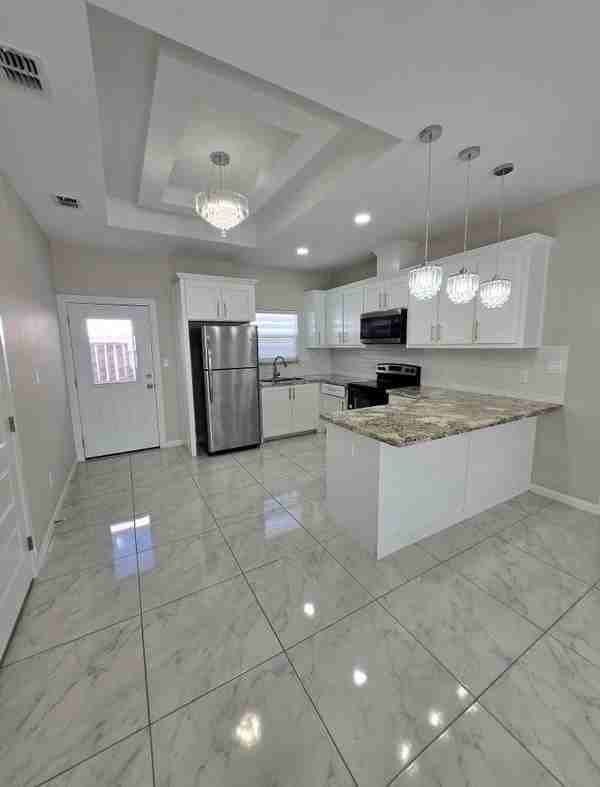 1018 N Woodson Ave ##3 - Photo 2 of 15