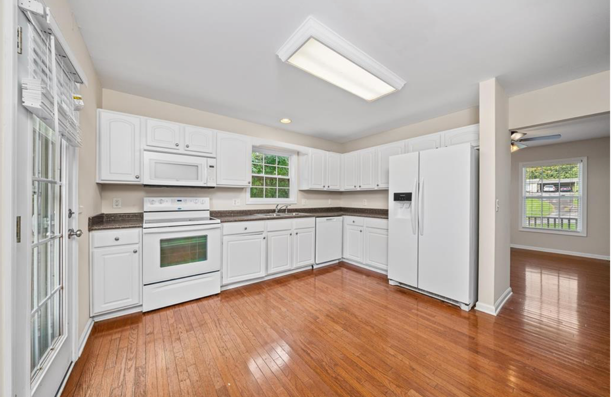 443 Ellis Ave - Photo 4 of 10