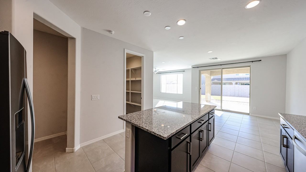 17611 W Missouri Ave - Photo 7 of 48