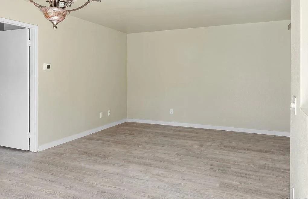 13206 Wimberly Sq - Photo 2 of 6